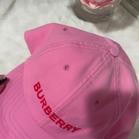 BURBERRY
Cotton Embroidered Logo Cap 🧢 💕 - Picture 5 of 9